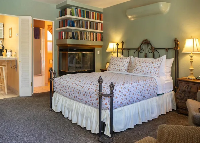 Coyote Inn - 21 And Over - A Town & Desert Boutique Hotel